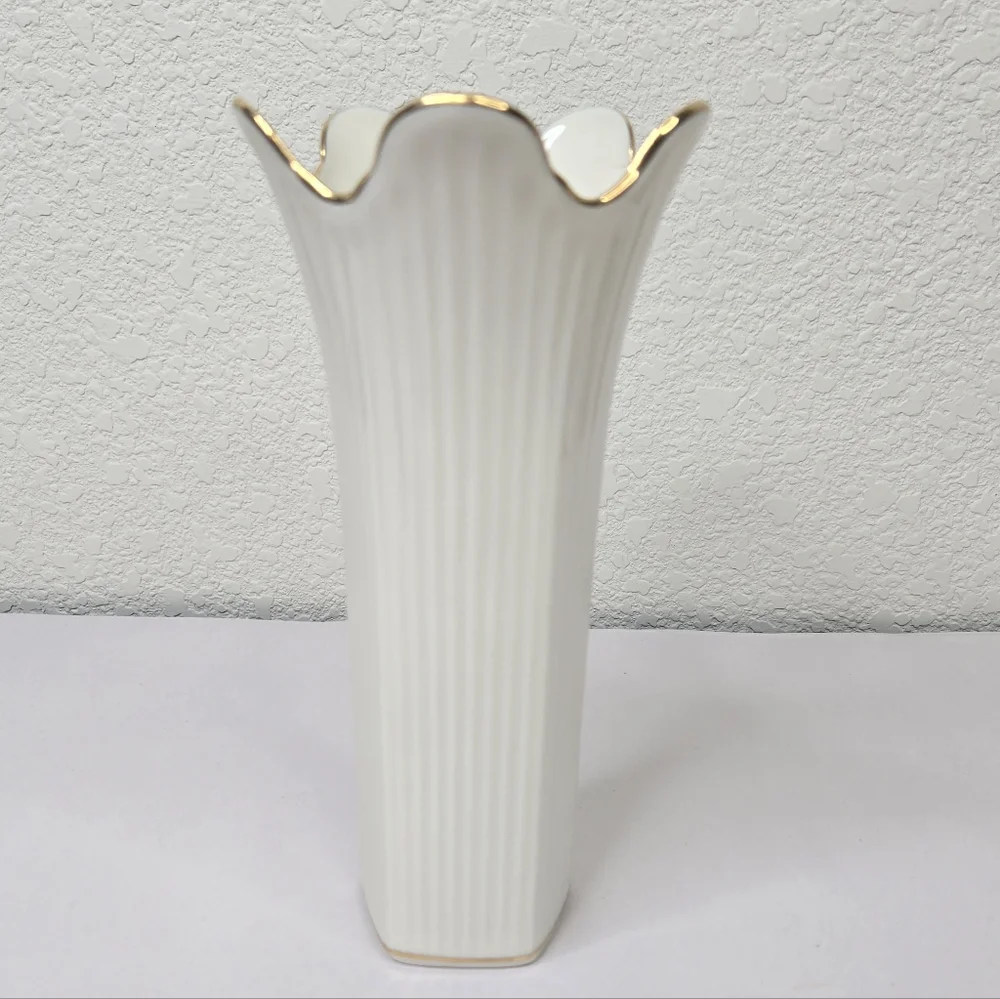 Lenox Meridian Collection Vase Ivory Porcelain 24K Gold Trim Scalloped Rim